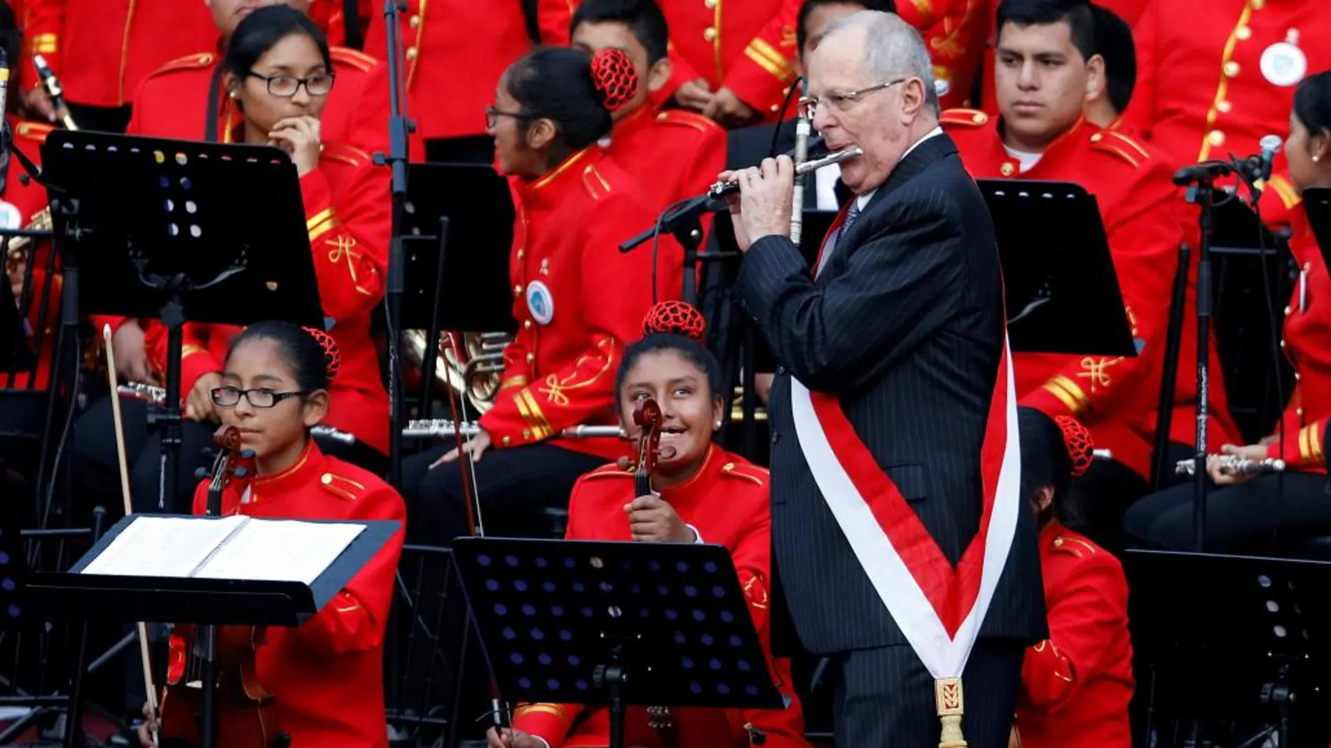 El presidente de Perú, Pedro Pablo Kuczynski, se animó a tocar la flauta con una orquesta sinfónica infantil en el patio del Palacio de Gobierno, tras tomar el juramento a su gabinete ministerial.