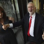 El líder del Partido Laborista, Jeremy Corbyn (dcha), a su llegada a la sede de su partido en el centro de Londres (Reino Unido)