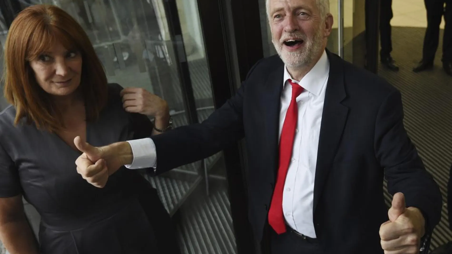 El líder del Partido Laborista, Jeremy Corbyn (dcha), a su llegada a la sede de su partido en el centro de Londres (Reino Unido)