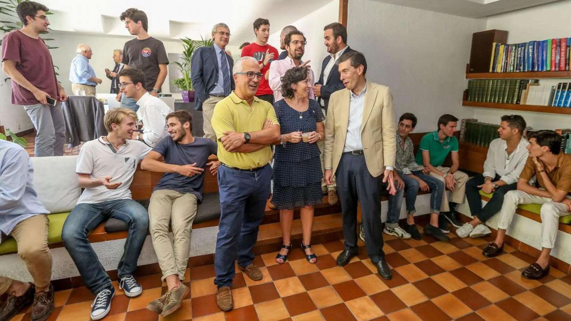 El ponente, Álvaro Rubiales, oncólogo, junto a María Luisa del Valle y Santiago Viu, conversan en presencia de algunos de los asistentes al encuentro, en el Colegio Mayor Peñafiel de Valladolid
