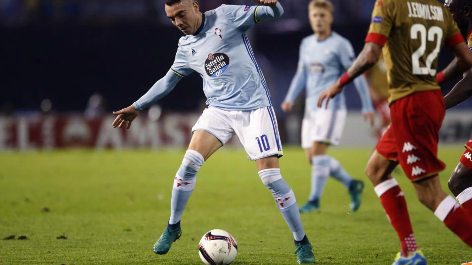 El delantero del Celta de Vigo Iago Aspas (i) con el balón durante el partido de la quinta jornada de Liga Europa que disputan hoy frente al Standard de Lieja en el estadio Balaídos