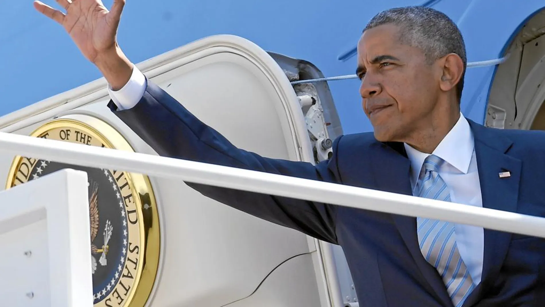 El presidente Barack Obama, ayer, al tomar el avión hacia Varsovia