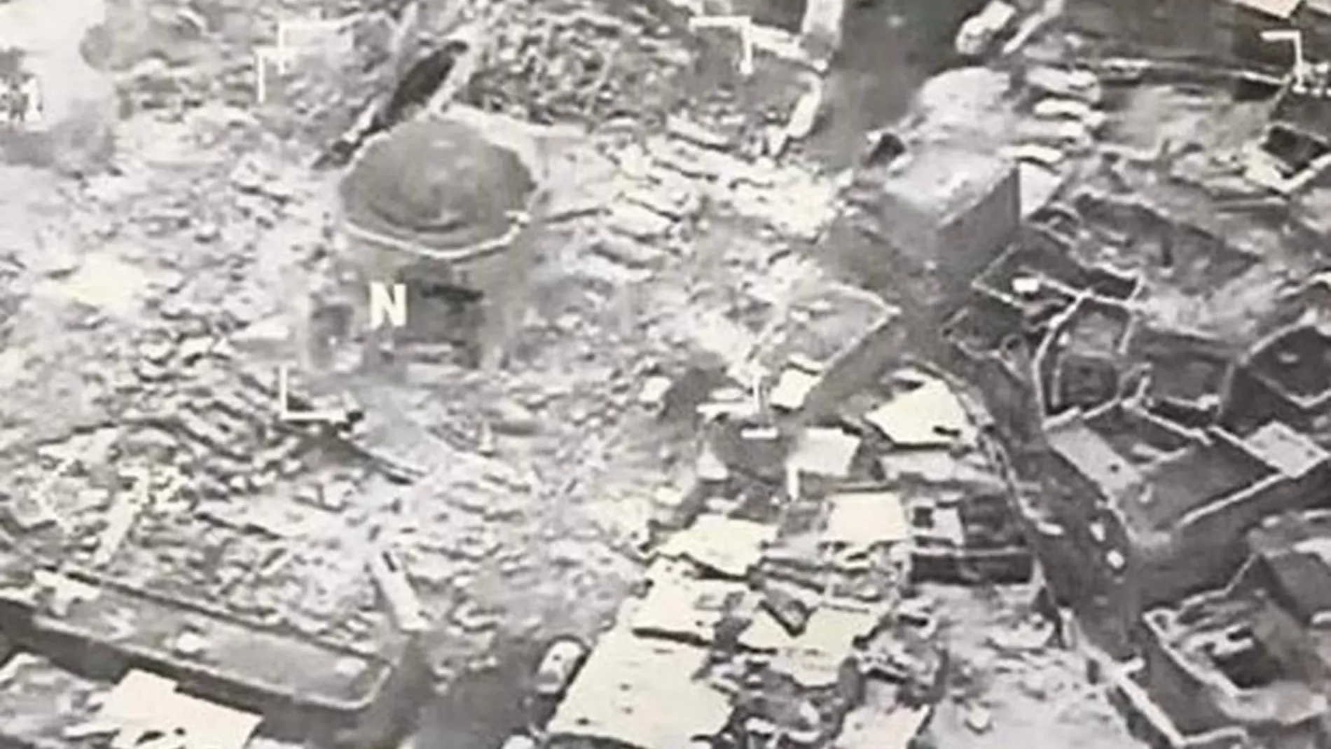 Fotografía aérea distribuida y cedida por la Fuerza de Tarea Conjunta Combinada (CJTF) muestra los restos destruidos de la Gran Mezquita de al-Nuri en el oeste de Mosul.