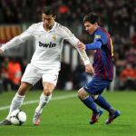 Cristiano Ronaldo controla un balón ante la oposición de Leo Messi
