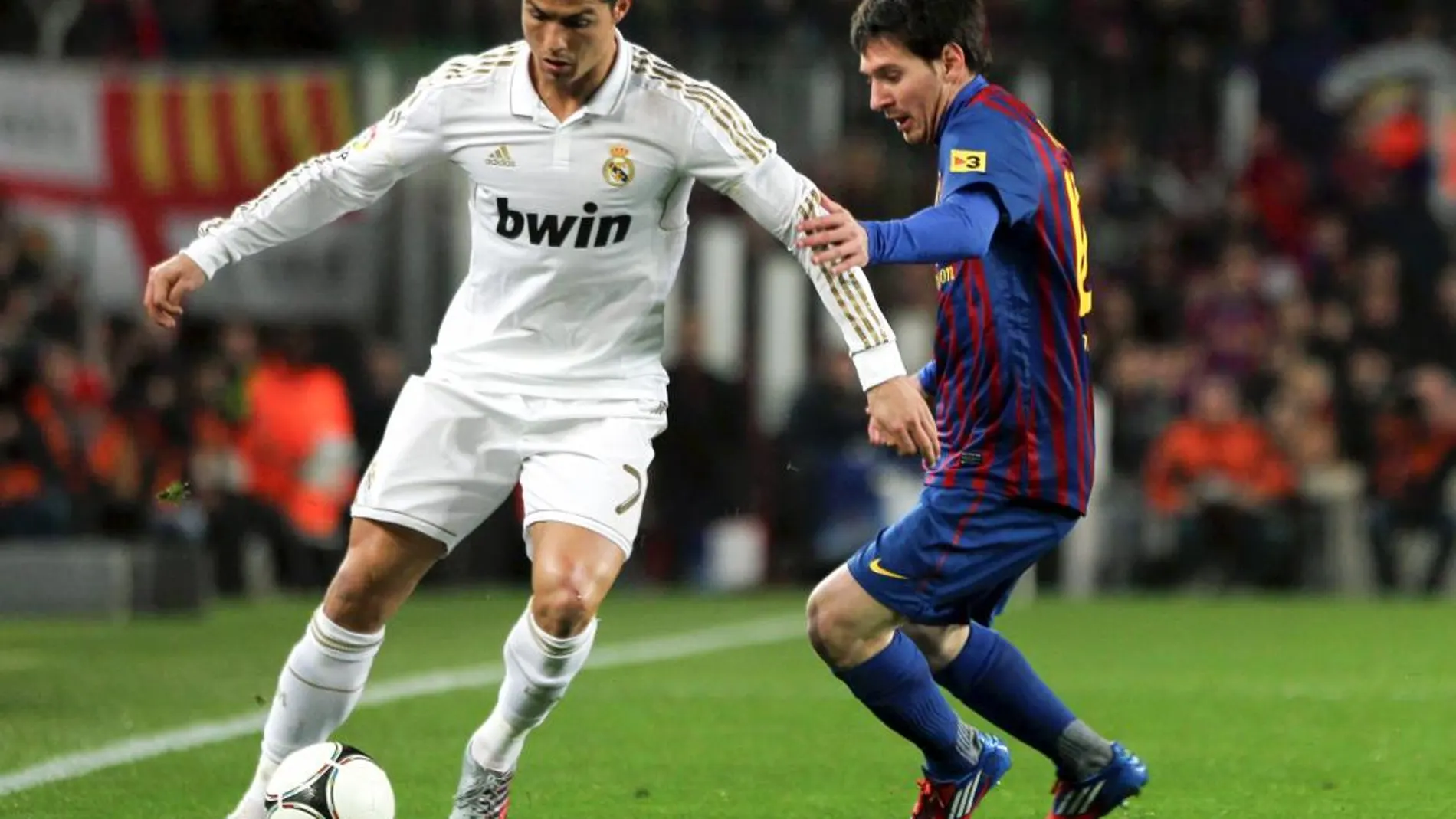 Cristiano Ronaldo controla un balón ante la oposición de Leo Messi