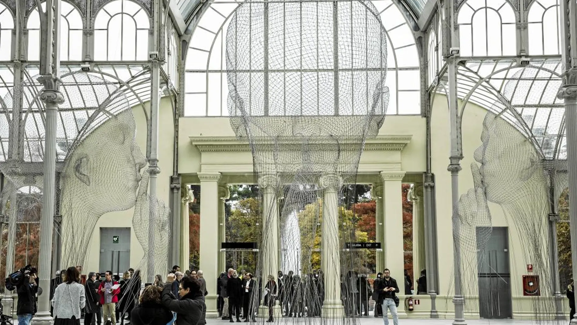 «Invisibles» reúne hasta marzo de 2019 tres piezas de enorme tamaño en el Palacio de Cristal de El Retiro, cuyo montaje final ha satisfecho a Jaume Plensa / Foto: Gonzalo Pérez