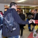 El Ayuntamiento de Sevilla distribuyó un pack promocional entre los pasajeros