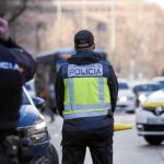 La Policía Nacional y Policía Municipal continuaban ayer en Embajadores pendientes del movimiento de nuevas cundas en el entorno de la glorieta