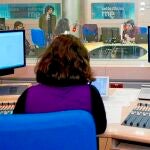 Cabina de control de un estudio de Radio Clásica durante la emisión de un programa