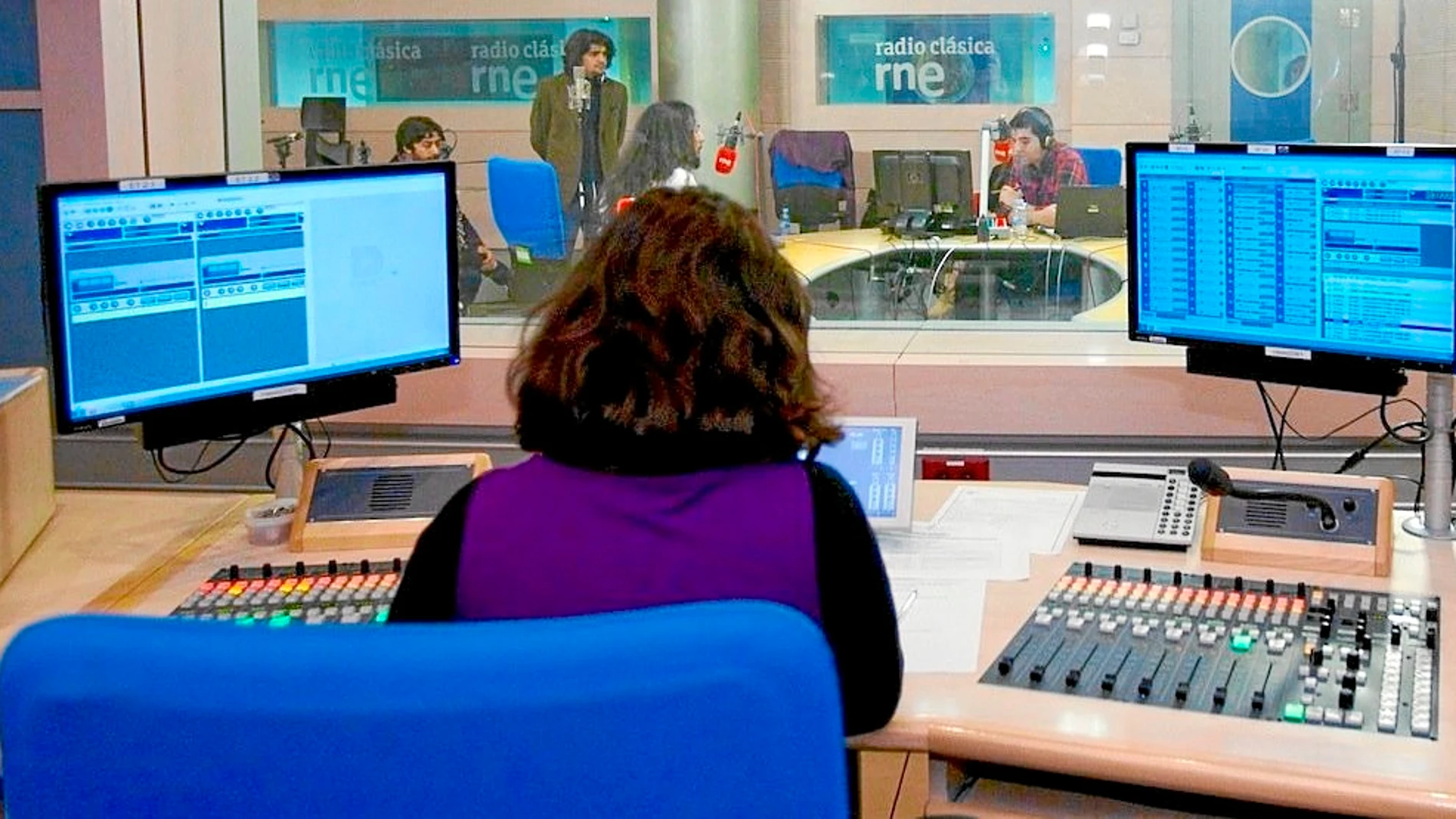 Cabina de control de un estudio de Radio Clásica durante la emisión de un programa