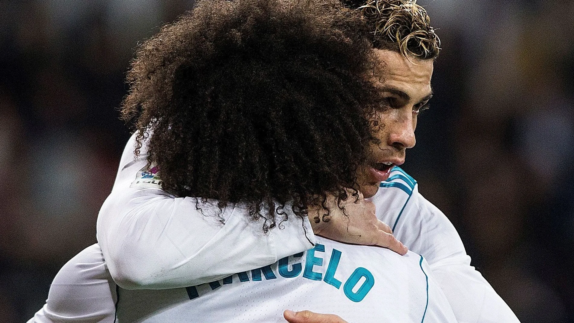Cristiano Ronaldo y Marcelo se abrazan en un partido de la pasada temporada. EFE/Rodrigo Jimenez. .