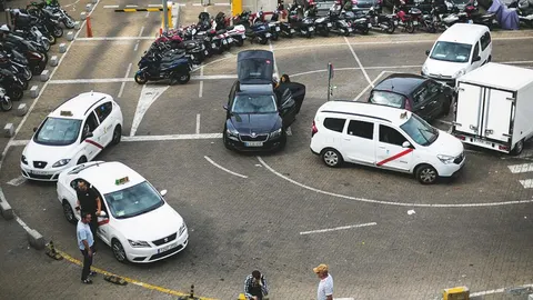 Las compañías de vehículos de alquiler con conductor (VTC) regalaron ayer un viaje a todos sus clientes, dejando a los taxistas, como en la estación de Atocha, parados frente a alta demanda de estos servicios