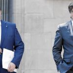 Oriol Junqueras y Carles Puigdemont, ayer, antes de celebrar la reunión semanal del Gobierno catalán