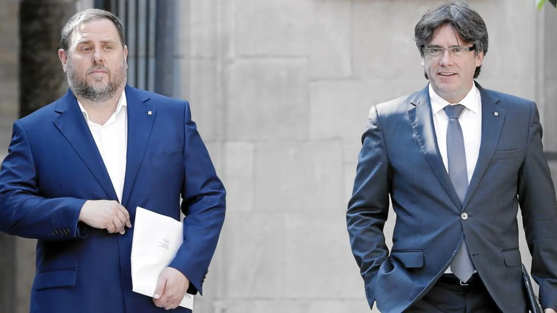 Oriol Junqueras y Carles Puigdemont, ayer, antes de celebrar la reunión semanal del Gobierno catalán