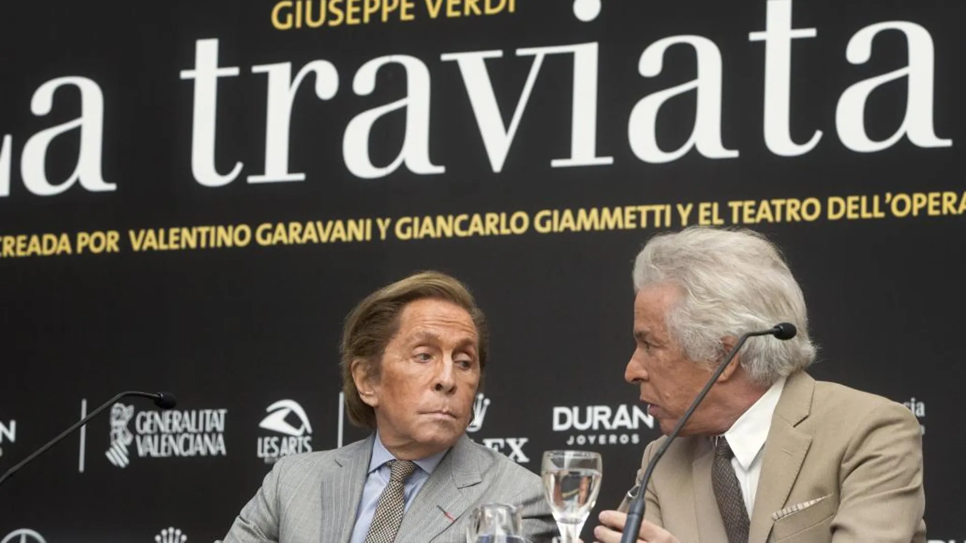 Valentino ayer, junto a su socio desde hace 50 años, Giancarlo Giametti, ayer durante la presentación