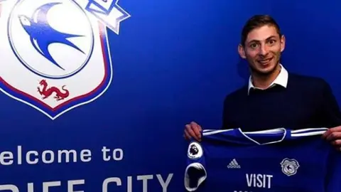 Emiliano Sala posa con la camiseta del Cardiff, club por el que acababa de fichar / Instragram de Emilio Salas