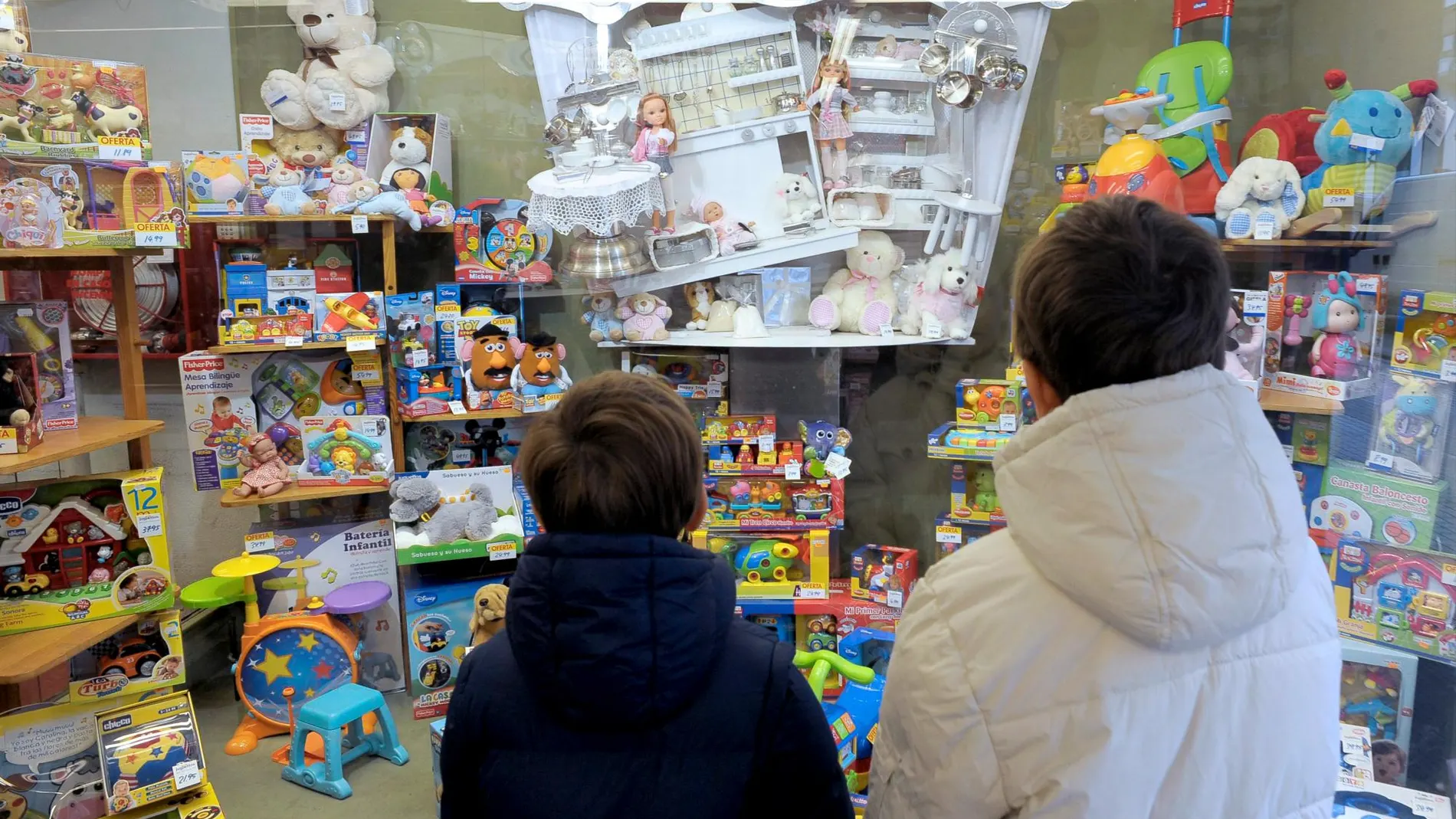 Unos niños contemplan los juguetes en una tienda / Efe