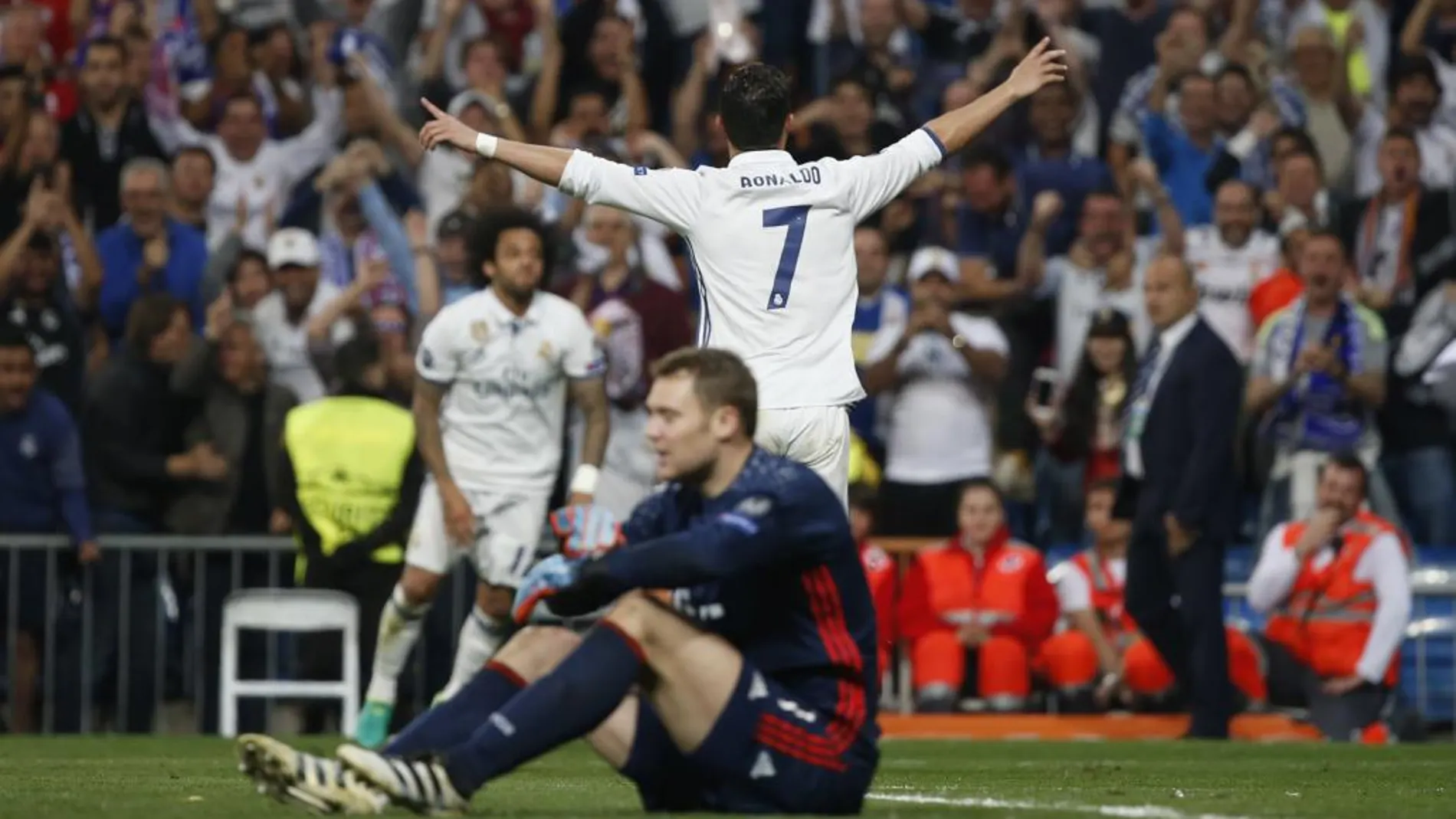 Ronaldo celebra el tercer tanto del Real Madrid con Neuer en el suelo
