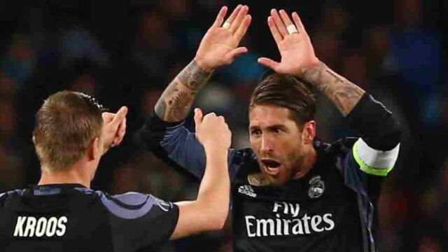 Sergio Ramos celebra su primer gol ante el Nápoles con Kroos
