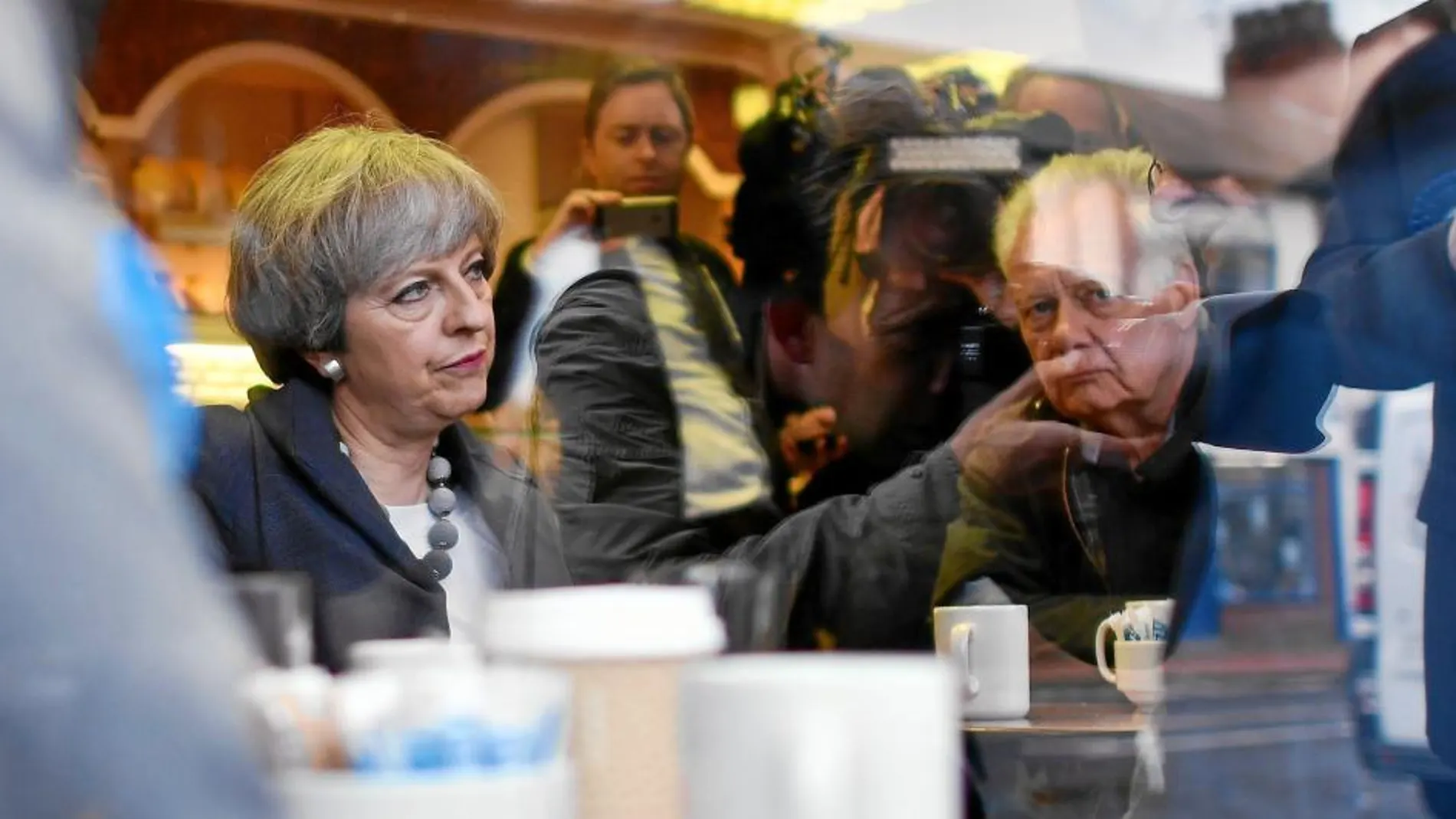 La primera ministra, Theresa May, visitó ayer una pastelería como parte de su campaña en Fleetwood