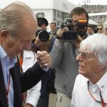 El rey Juan Carlos de España (i) conversa con el presidente y director ejecutivo de la Formula Uno, Bernie Ecclestone