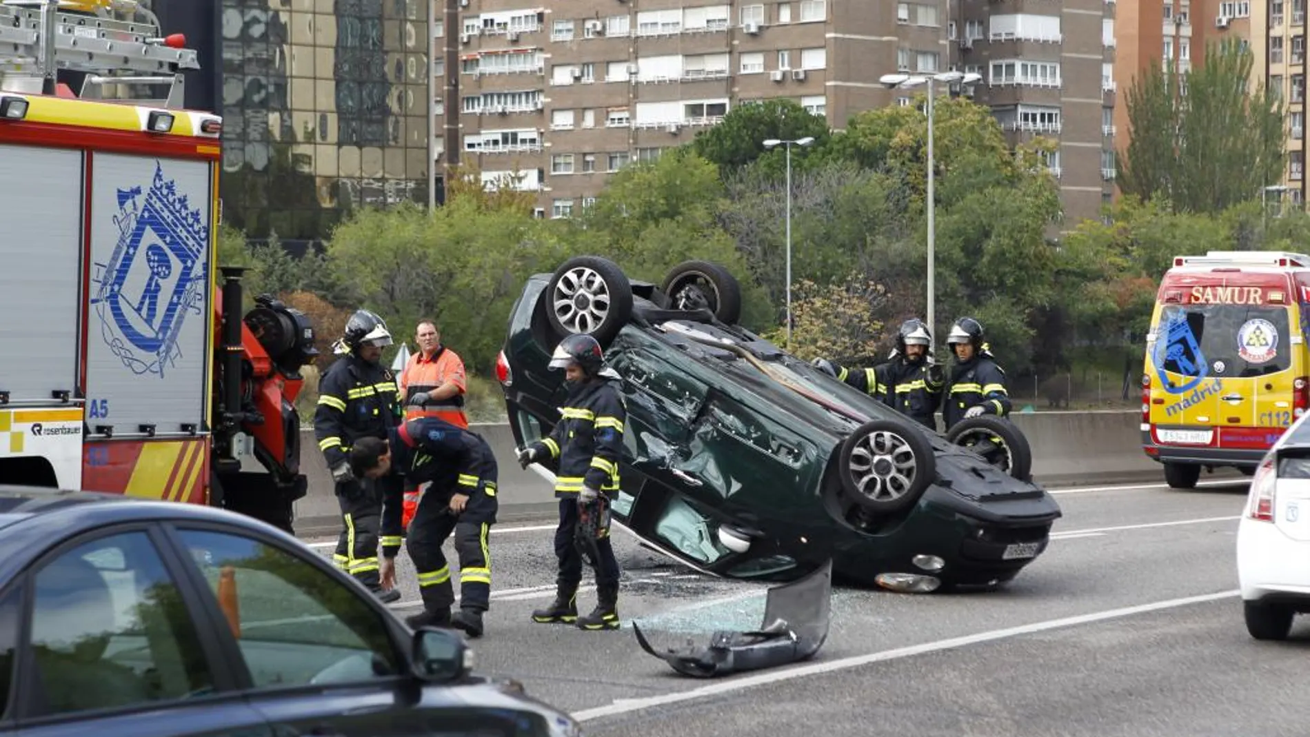 Vista de un vehículo que ha volcado en un accidente.