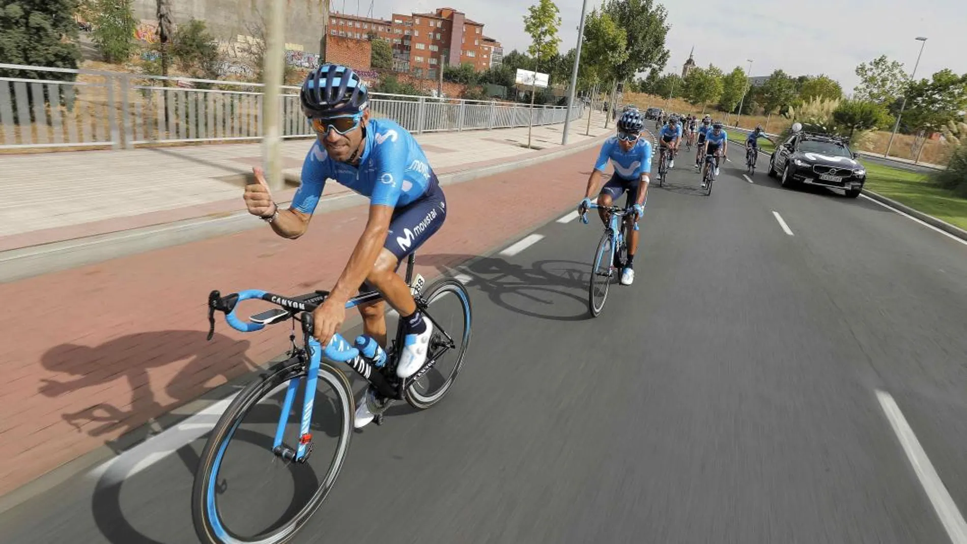 El corredor del equipo Movistar, Alejandro Valverde, hace un gesto hacia la cámara esta mañana en la primera jornada de descanso de La Vuelta 2018. Foto: EFE/ Manuel Bruque