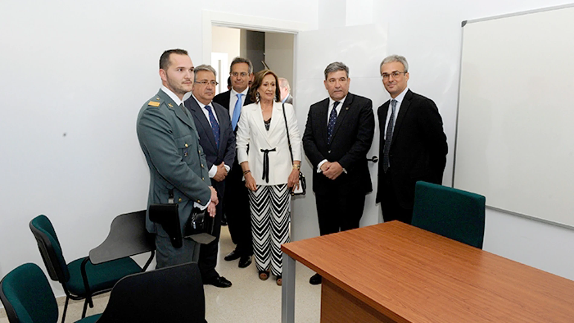 El ministro del Interior, Juan Ignacio Zoido; José Manuel Lara García y Consuelo García Píriz, entre otros, ayer en la inauguración del cuartel de la Guardia Civil de El Pedroso