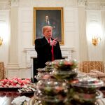 Donald Trump junto a parte de la comida rápida comprada a empresas de comida rápida para