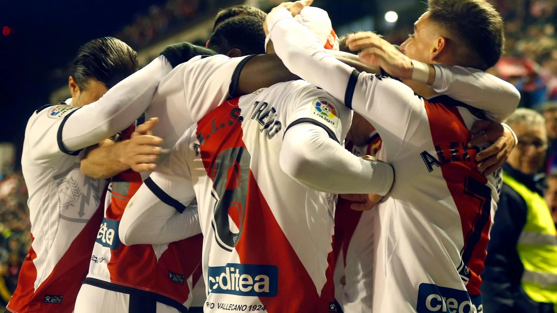 Los jugadores del Rayo Vallecano celebran el gol de Adrián Embarba.- EFE/Javier Lizón
