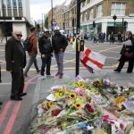La gente observa la ofenda floral en recuerdo de las víctimas del atentado de Londres del pasado 3 de junio