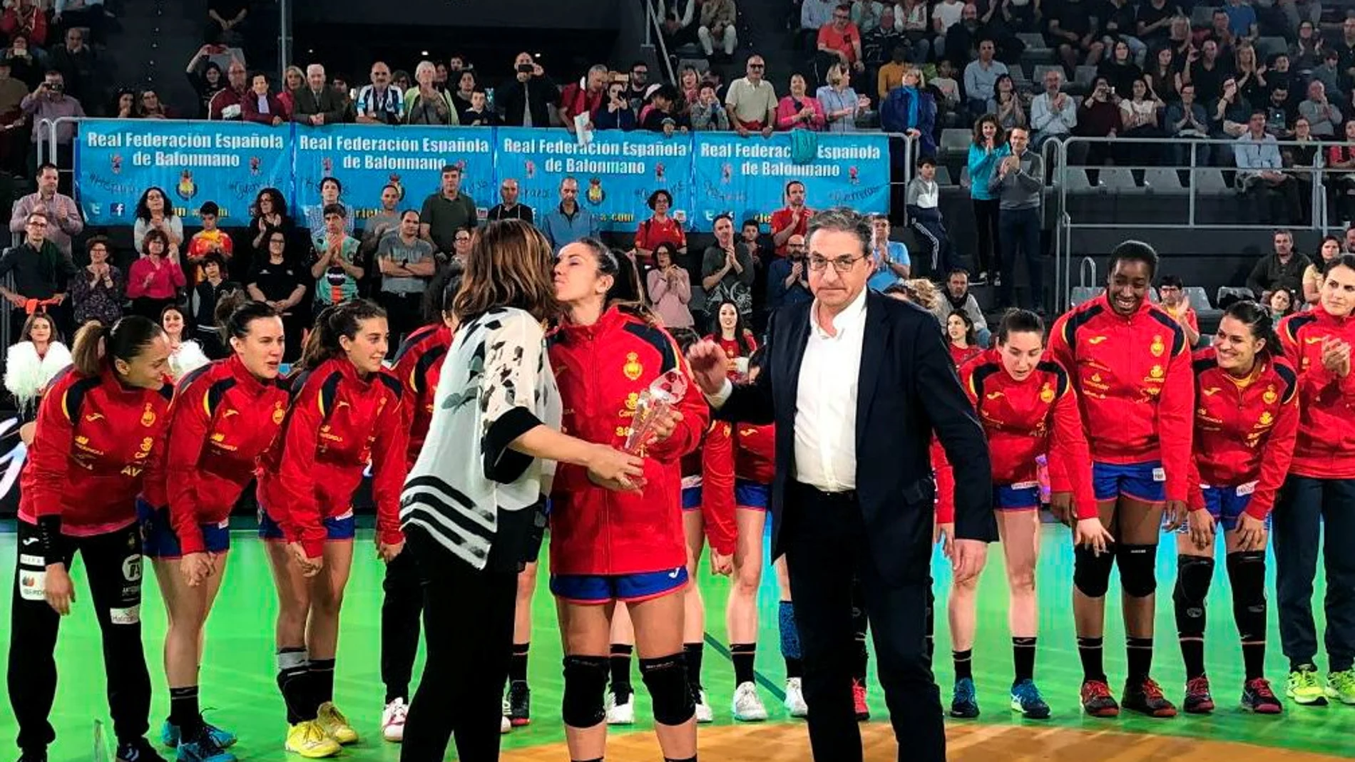La presidenta de la Diputación de Palencia, Ángeles Armisén, entrega el título a la capital de la Selección Española