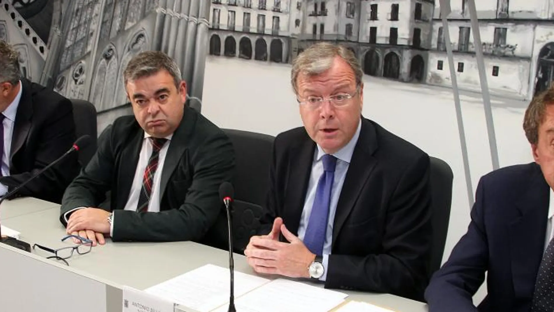 Antonio Silván presenta el proyecto en compañía de Graciliano Álvarez y Justo Fernández, de Ildefe, y del concejal Javier García-Prieto