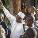 El presidente electo de Gambia, Adama Barrow, saluda a sus seguidores tras ser investido como nuevo presidente en un acto celebrado en la Embajada de Gambia en Dakar, Senegal
