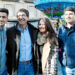 El candidato de Ciudadanos, Juan Marín, posa con su familia tras votar en su colegio electoral de Sanlúcar de Barrameda