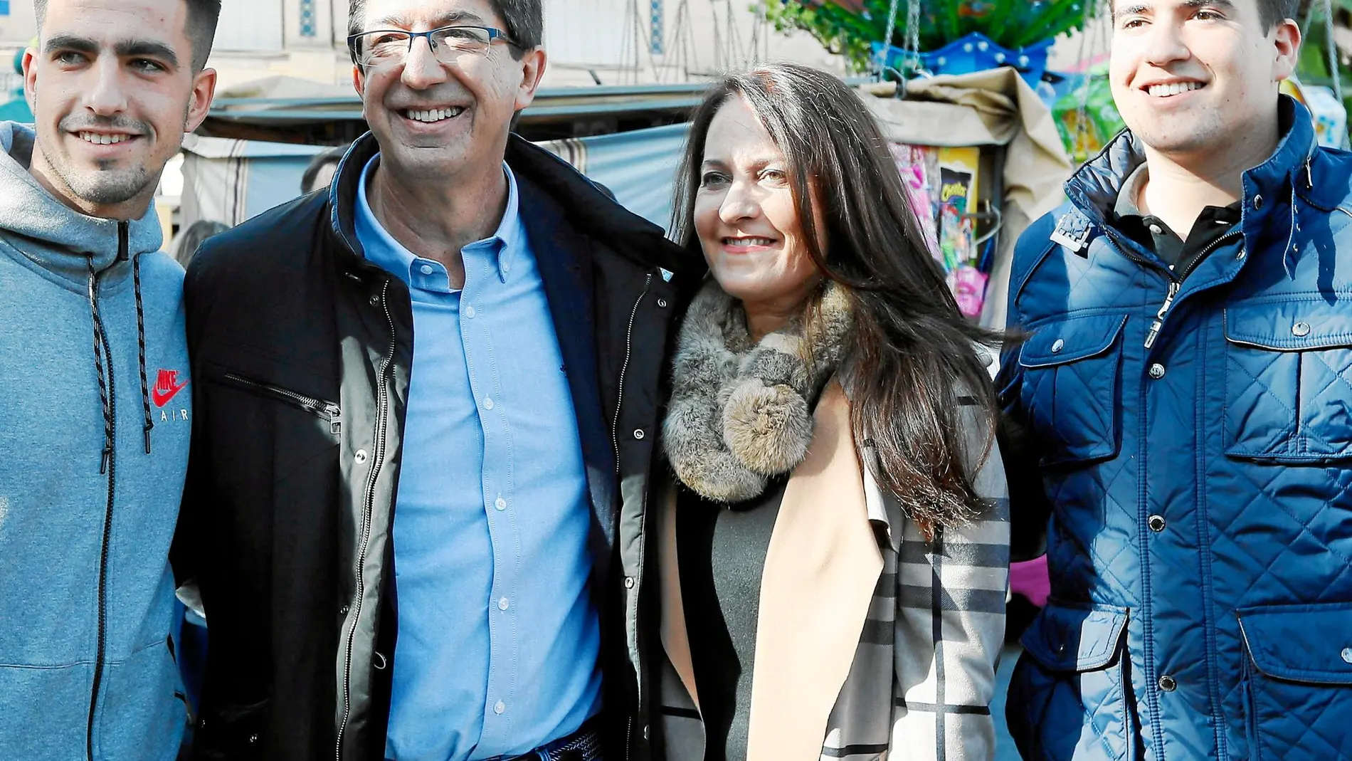 El candidato de Ciudadanos, Juan Marín, posa con su familia tras votar en su colegio electoral de Sanlúcar de Barrameda