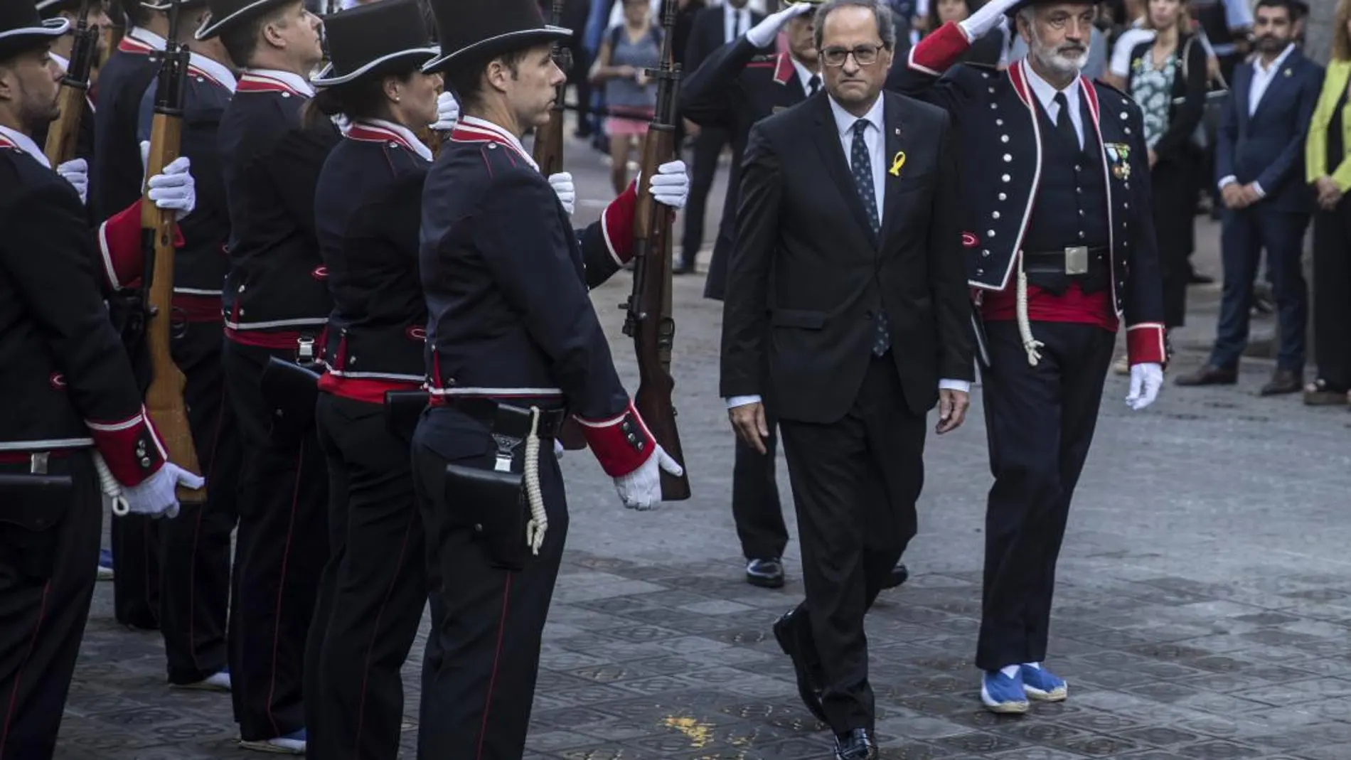 El presidente catalán, Quim Torra, junto a guardias de honor de los Mossos D’Esquadra durante la celebración de la Diada / Foto: Ap