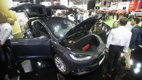 Unos visitantes del Automobile Barcelona observan el Modelo X de la norteamericana Tesla, una de las marcas que se han presentado este jueves 11de mayo en el salón