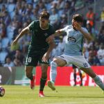 El jugador del Betis Alex Alegría disputa un balón con Sergi Gómez del Celta de Vigo