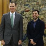 El Rey Felipe VI ha recibido hoy, en el Palacio de la Zarzuela, al líder de Izquierda Unida, Alberto Garzón (d)