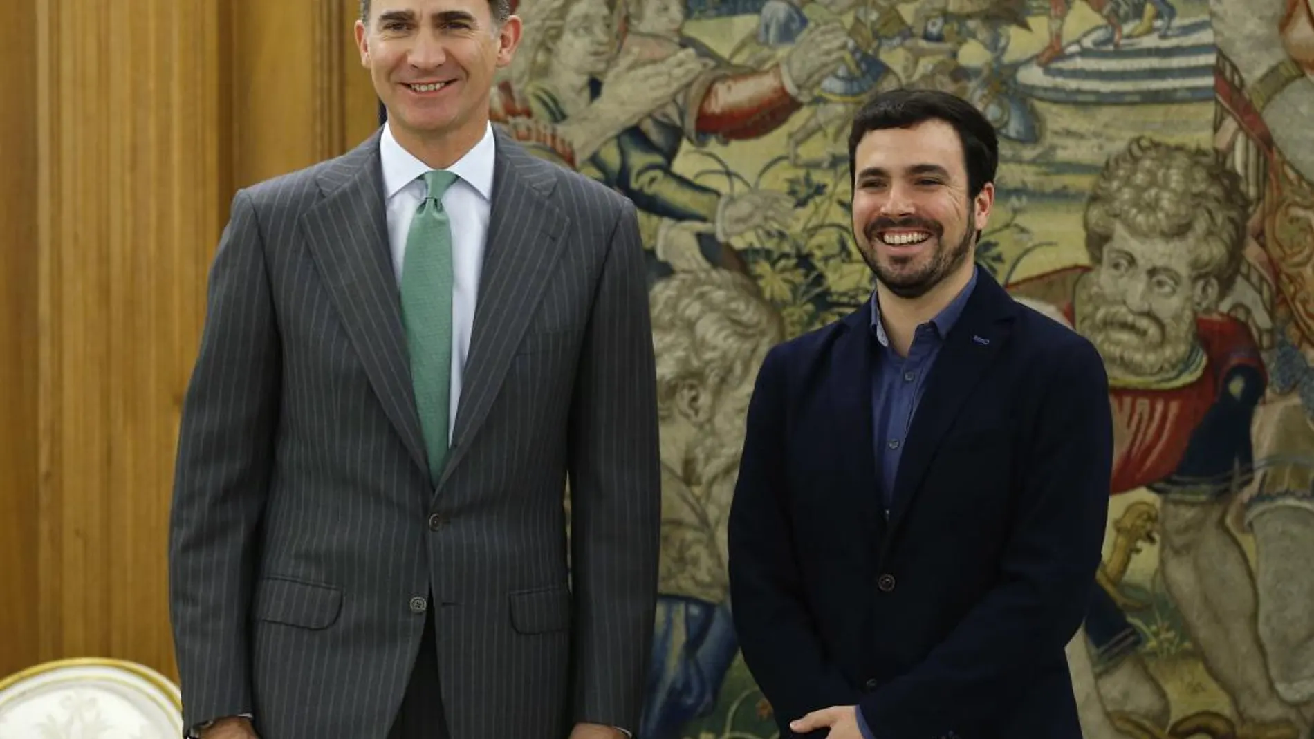 El Rey Felipe VI ha recibido hoy, en el Palacio de la Zarzuela, al líder de Izquierda Unida, Alberto Garzón (d)