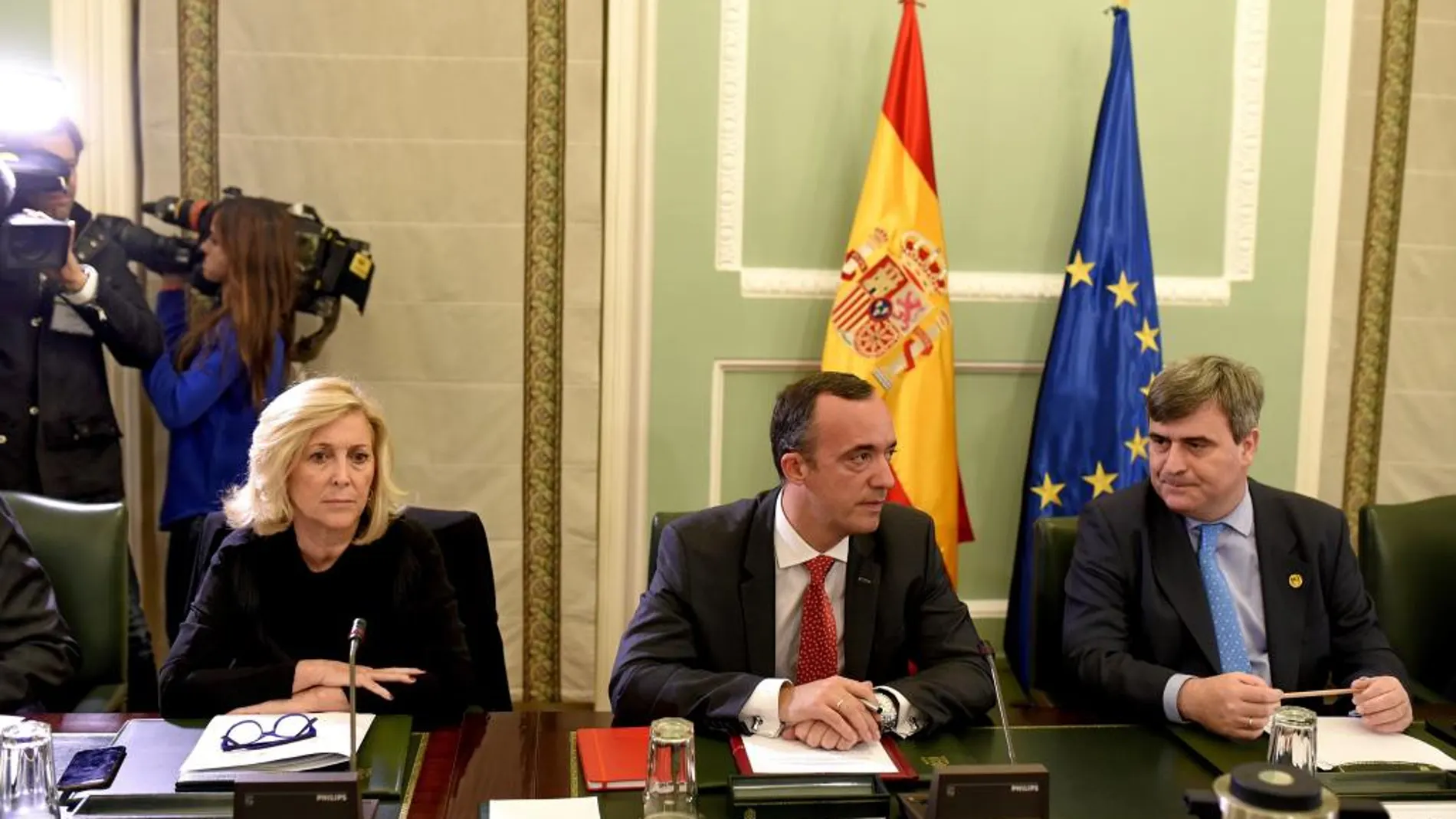 Los secretarios de Estado de Seguridad, Francisco Martínez Vázquez, y de Deportes, Miguel Cardenal, junto a la delegada del Gobierno en la Comunidad de Madrid, María Concepción Dancausa, durante la reunión de la Comisión Antiviolencia