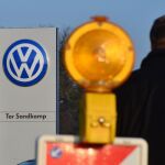 Un trabajador de Volkswagen llega a la planta de la compañía en Wolfsburg (Alemania)