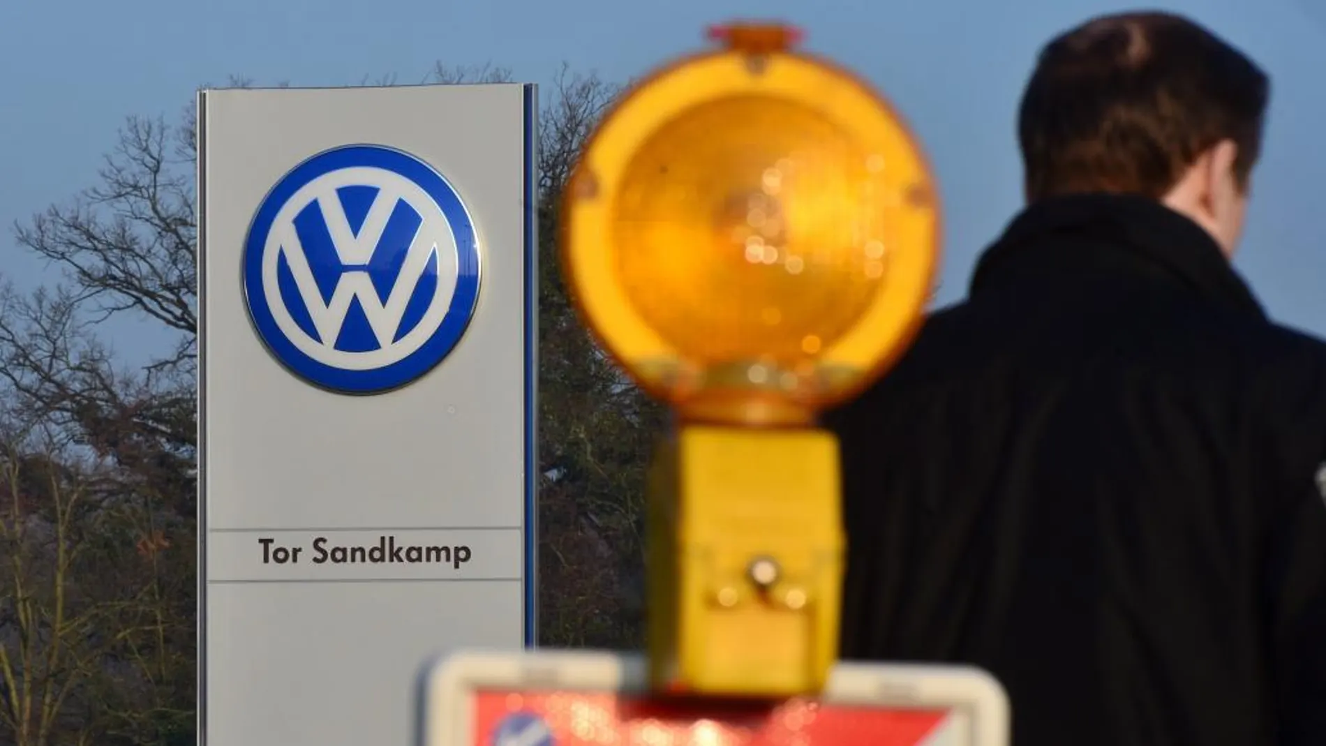 Un trabajador de Volkswagen llega a la planta de la compañía en Wolfsburg (Alemania)
