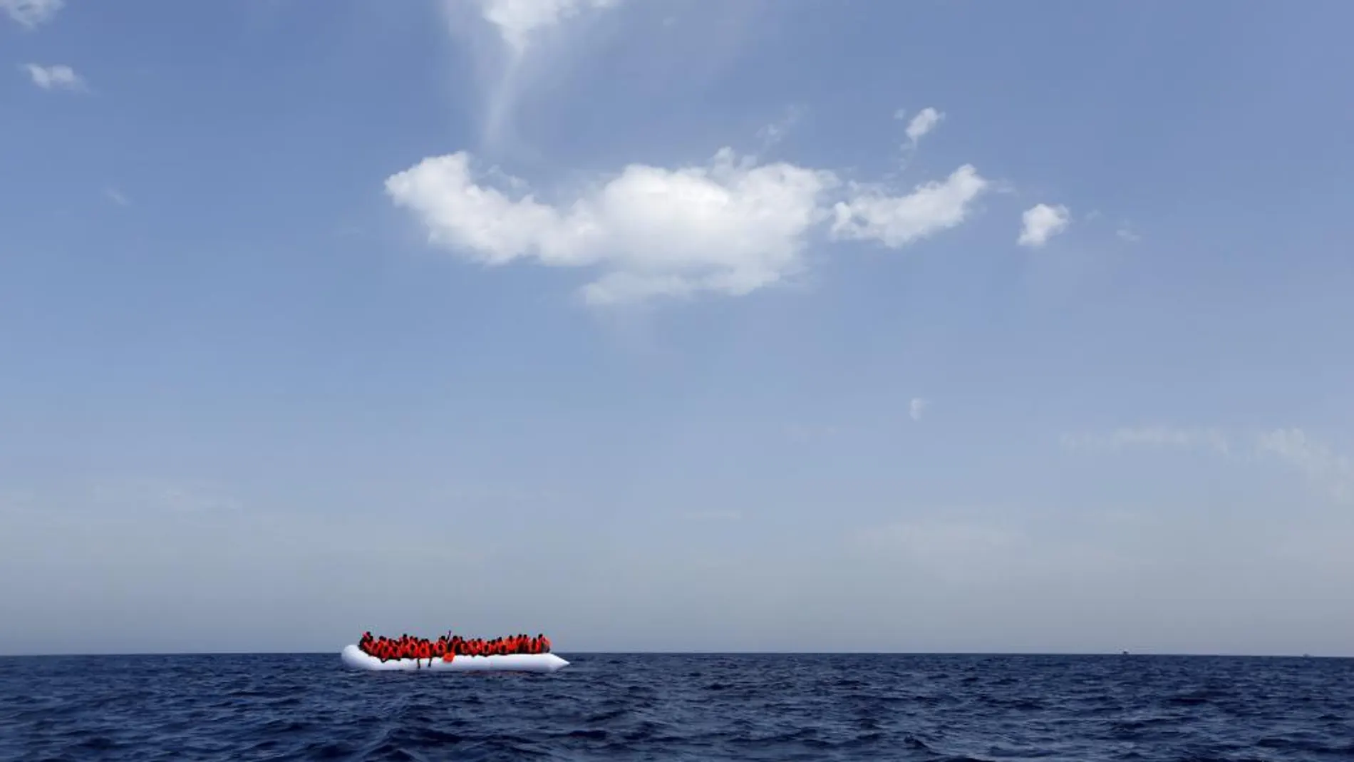 Imagen de arhivo de inmigrantes en aguas del Mediterráneo