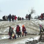 Refugiados de Siria, Irak y Afganistán caminan hacia un campamento temporal para inmigrantes en el pueblo de Miratovac, en Serbia
