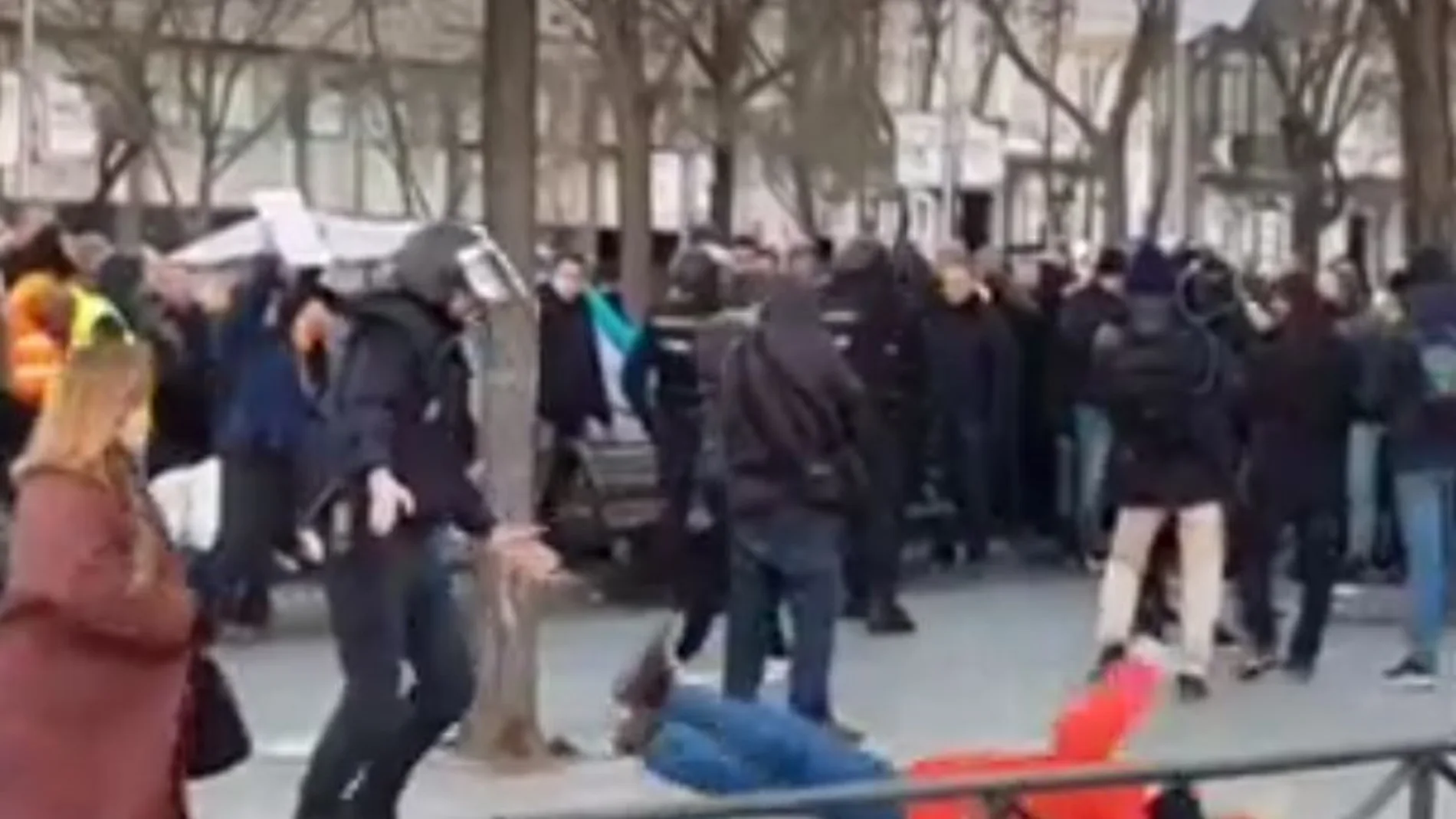 Un taxista se tira al suelo para fingir una agresión por parte de un antidisturbio en la Castellana