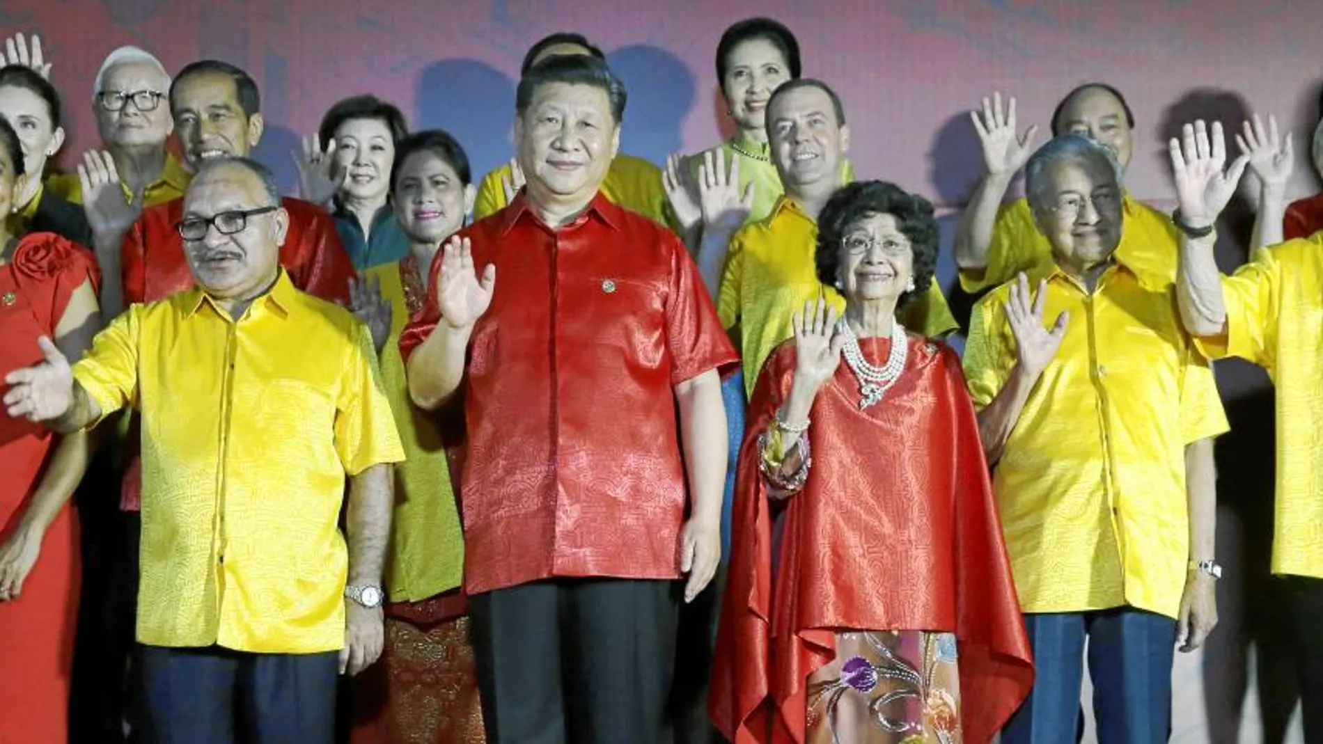 El presidente chino, Xi Jingping, junto al anfitrión de la cumbre el «premier» papú, Peter O'Neil, en la foto de familia en Papúa Nueva Guinea, ayer