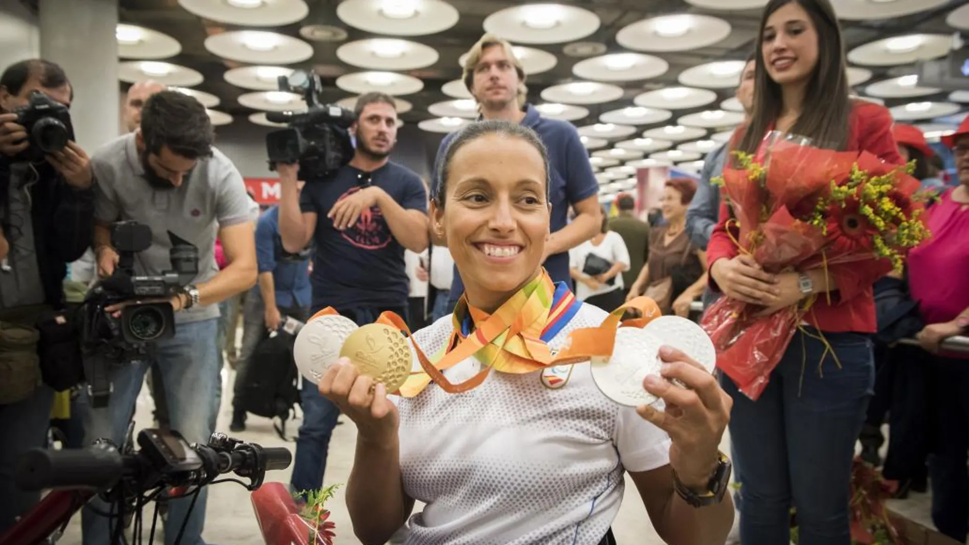 La nadadora zaragozana Teresa Perales posa hoy a su llegada al Aeropuerto Adofo Suárez Madrid-Barajas