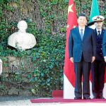 El presidente de China, Xi Jinping, ayer con el primer ministro italiano, Giuseppe Conte, en la villa Madama de Roma / Efe